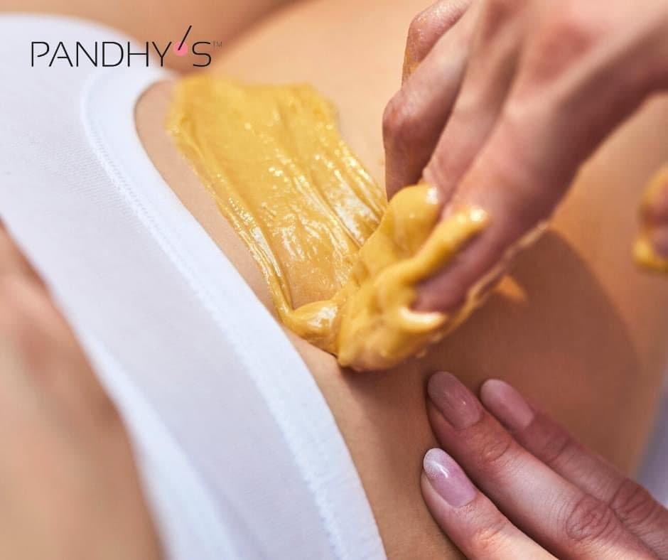 Sugaring-Behandlung am Bein
